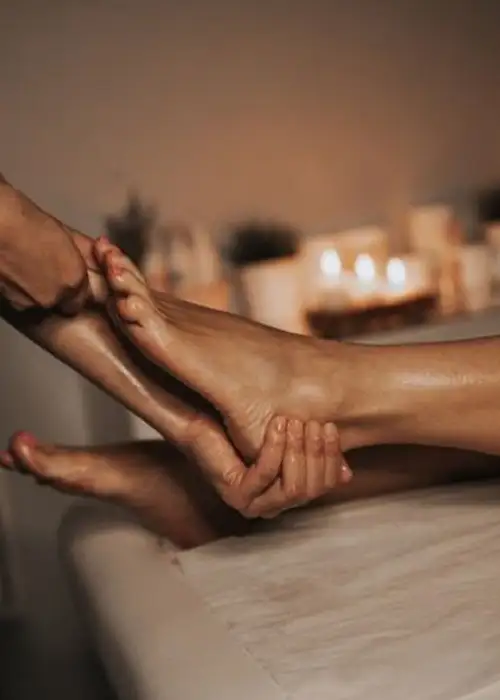 Erwachsenes glückliches Paar entspannt sich im Wellness-Salon