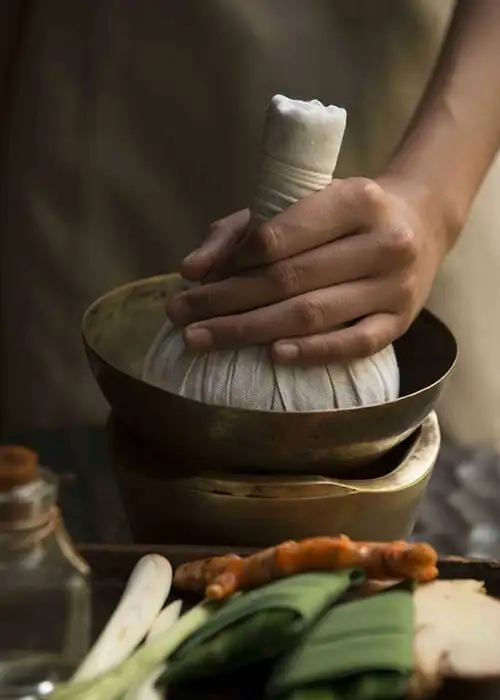 Nahaufnahme einer Massage eines Mädchens in einem Wellness-Salon