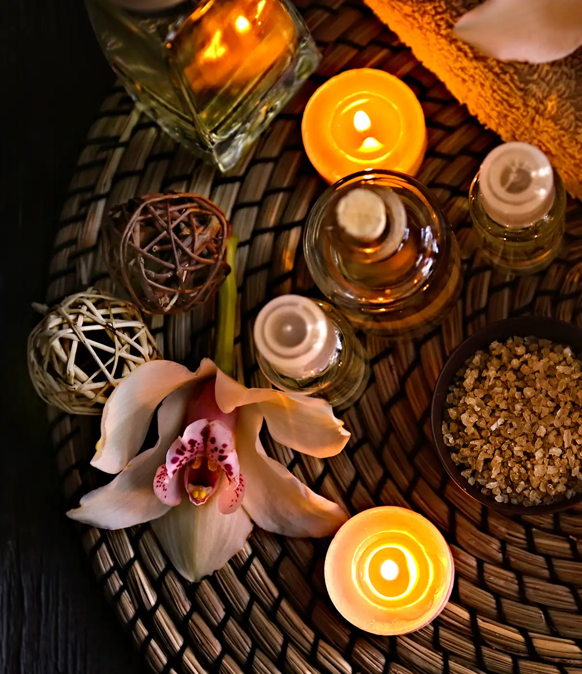 Wunderschöne Spa-Komposition auf einer Korbmatte